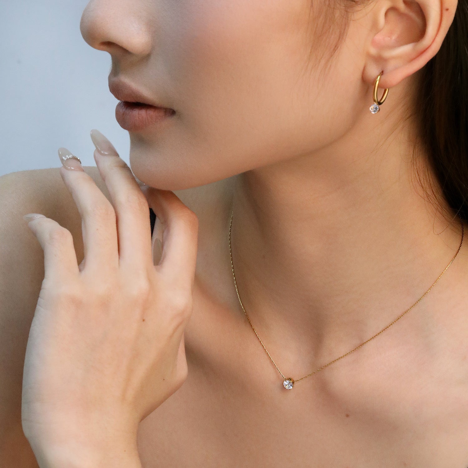 Damen Schmuckset aus eleganten Halskette und funkelnden Ohrsteckern Shop Nory