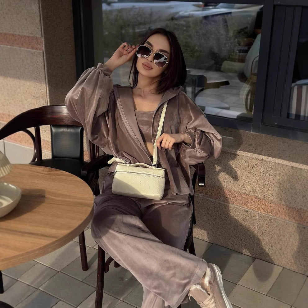 Damen Cropped Samt-Hoodie mit weitem Arm und High-Waist Jogginghose im Lounge-Set Shop Nory