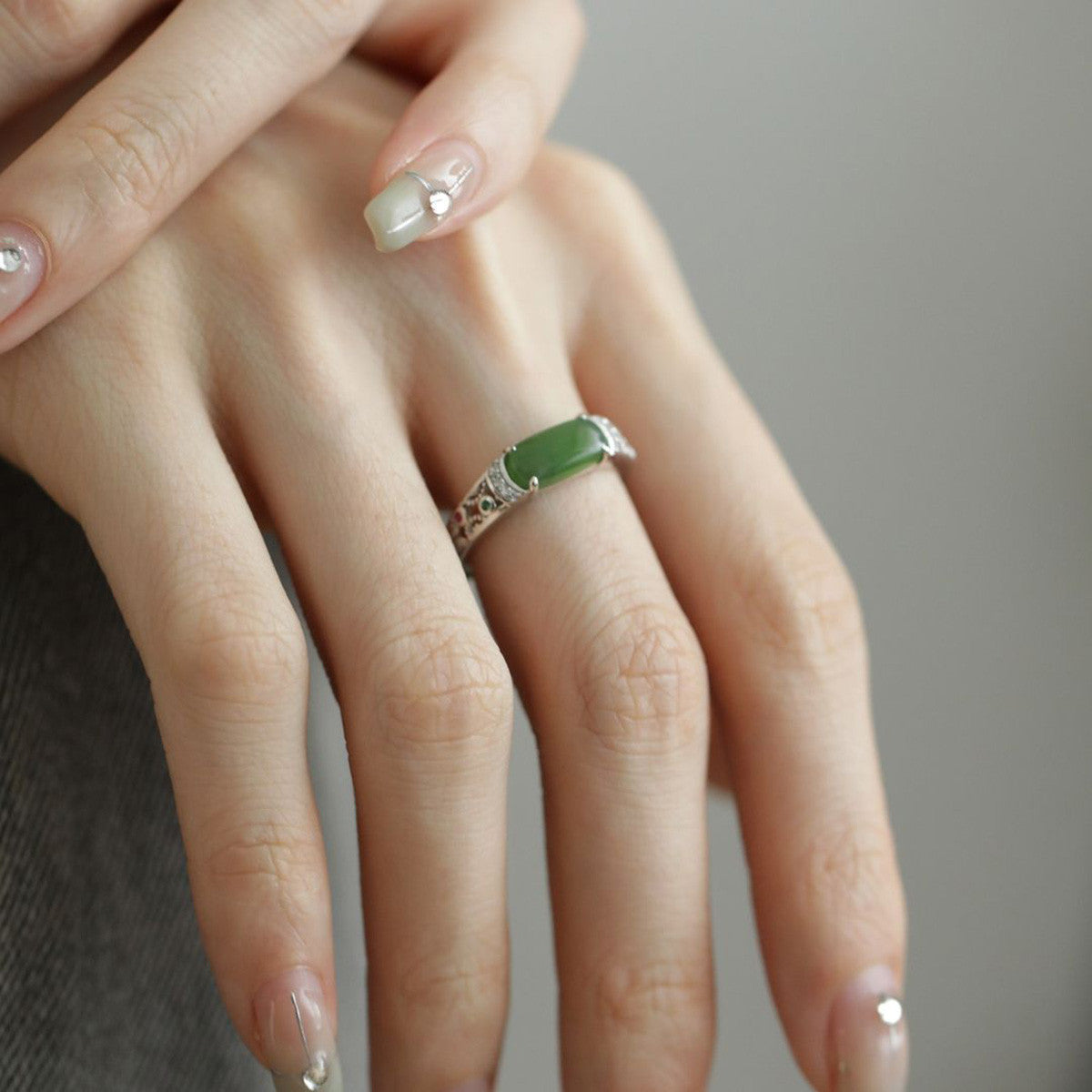 Damenring mit grünem Jade-Hauptstein und funkelnden Zirkonia-Details Shop Nory