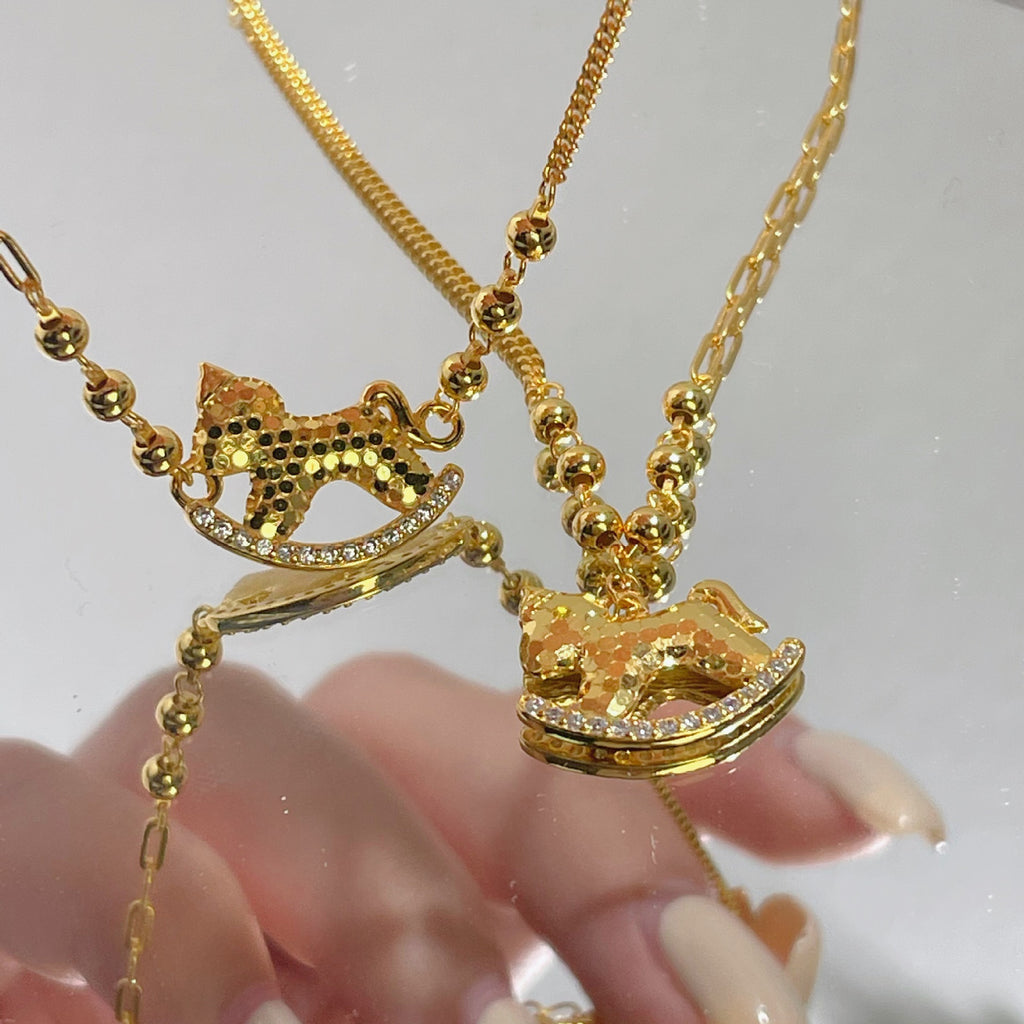 Damen Halskette mit kunstvollem Schaukelpferd-Anhänger und funkelnden Akzenten Shop Nory