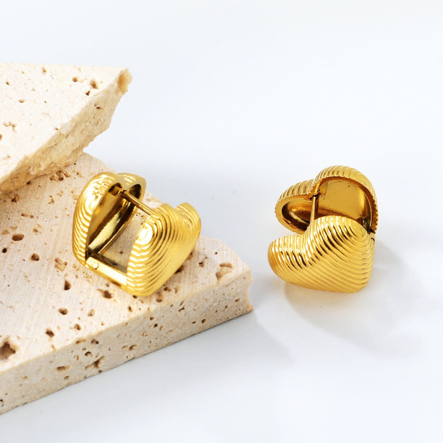 Damen Herzförmige Creolen aus hochwertigem Edelstahl mit elegantem Design Shop Nory