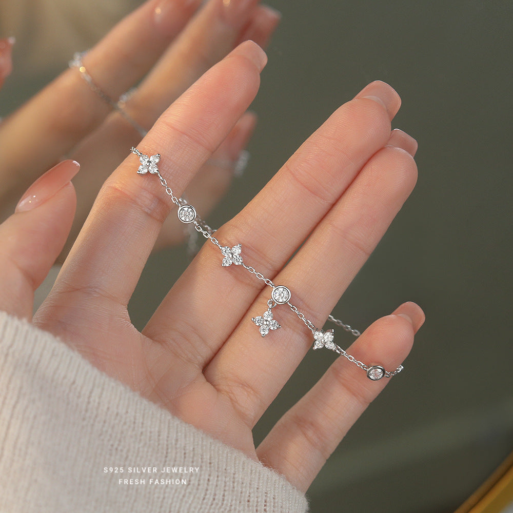 Damenarmband mit funkelnden Zirkonia und floralen Akzenten Shop Nory