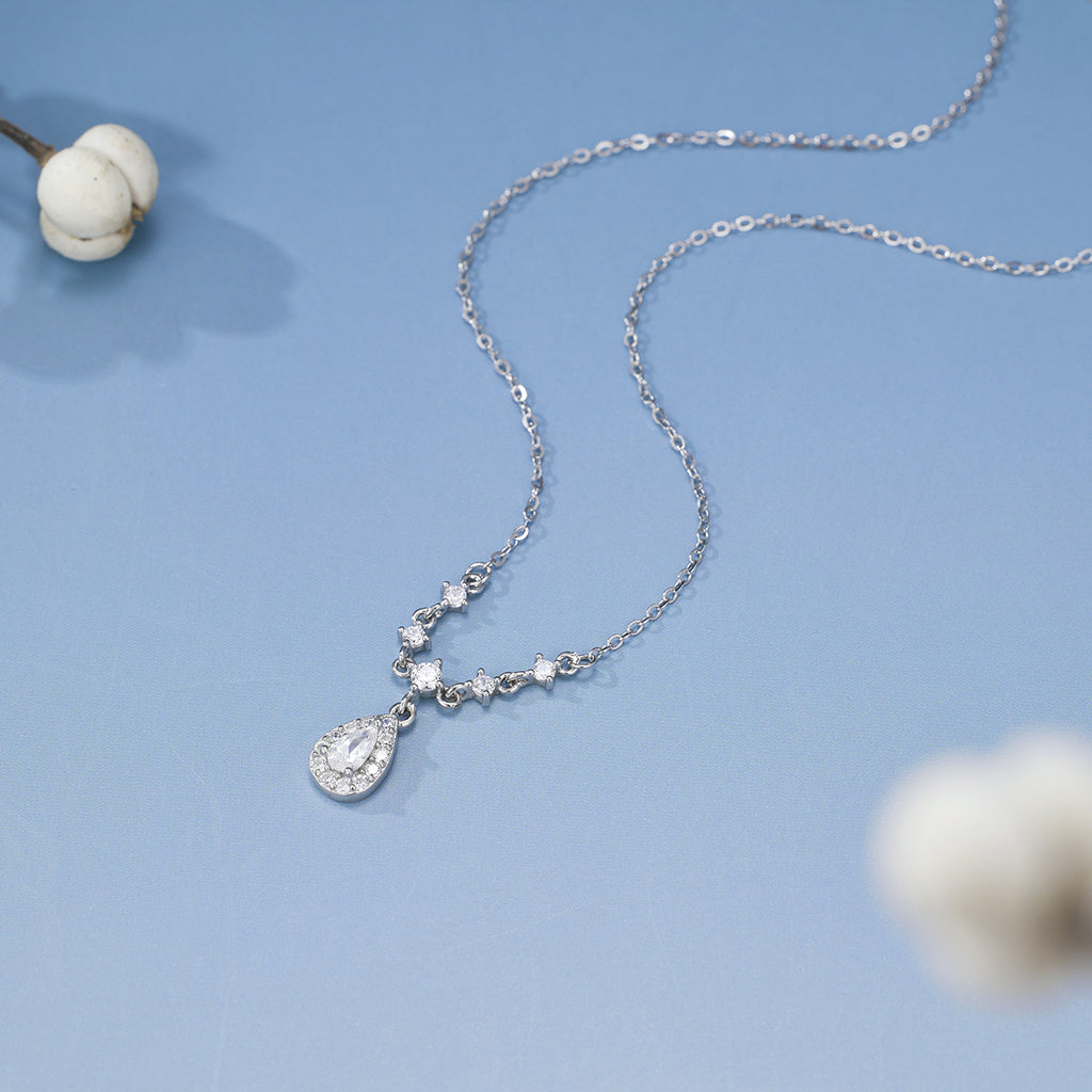 Damen Elegante Halskette mit tropfenförmigem Anhänger und funkelnden Zirkonia-Details Shop Nory