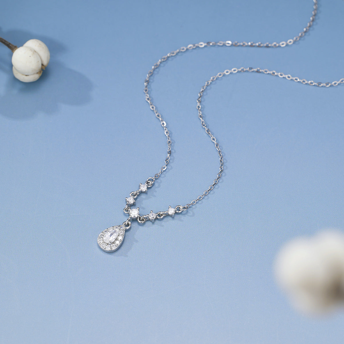 Damen Elegante Halskette mit tropfenförmigem Anhänger und funkelnden Zirkonia-Details Shop Nory