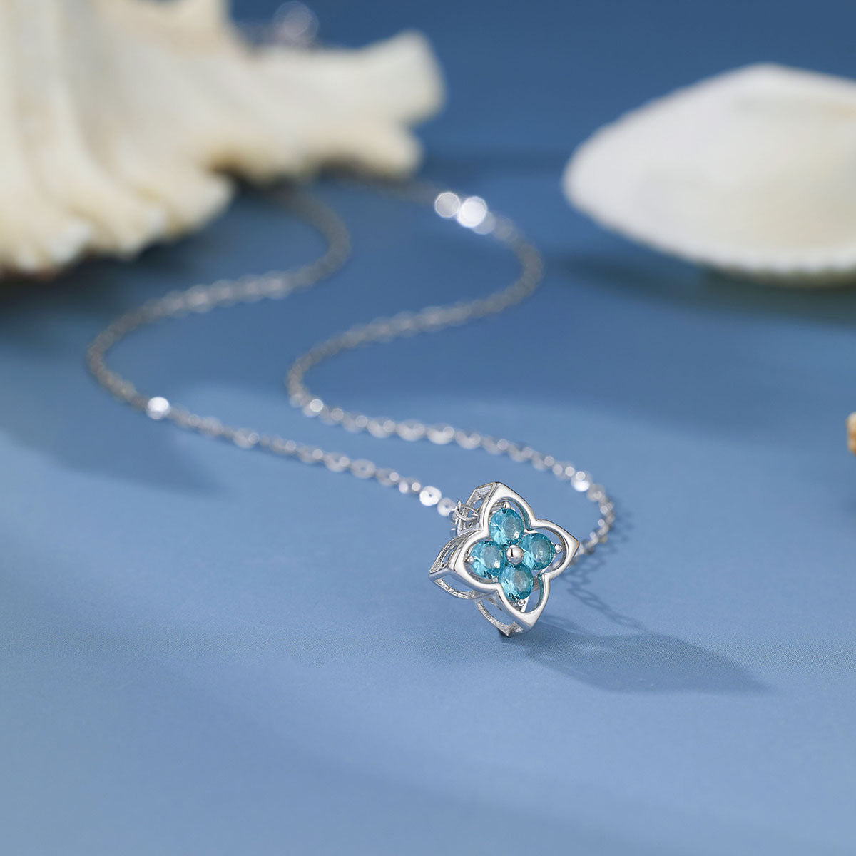Damen Halskette mit floralem Anhänger und funkelnden Edelsteinen Shop Nory