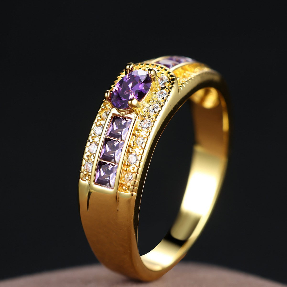 Damen Ring mit funkelndem lila Zirkonia und luxuriösem Golddesign Shop Nory