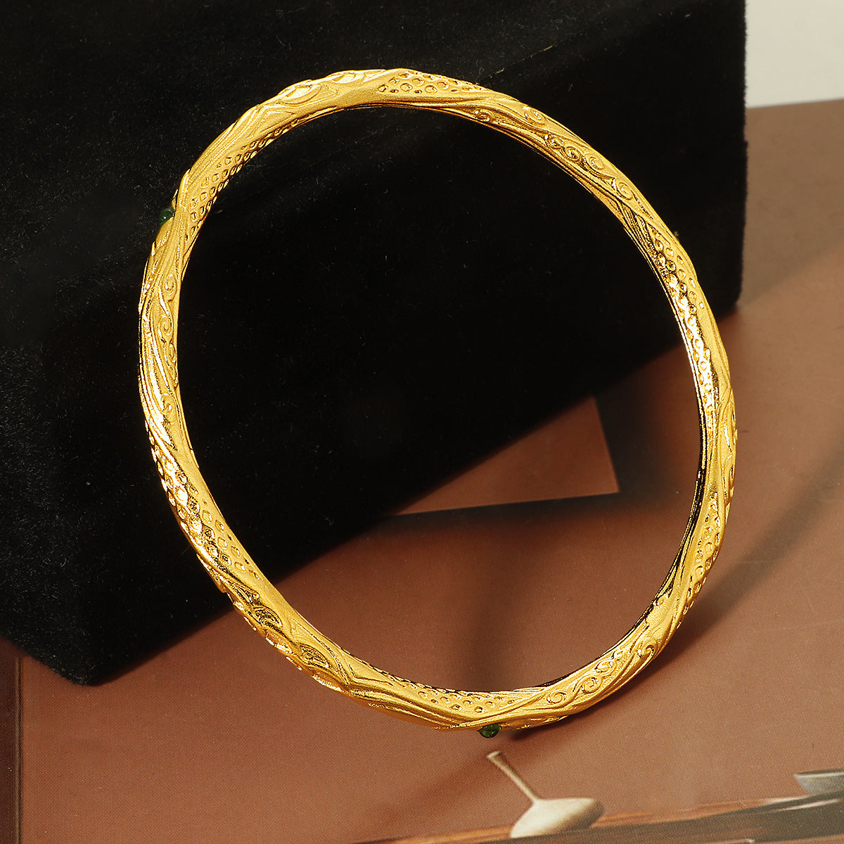 Frauen intricately designed gold bangle bracelet Shop Nory