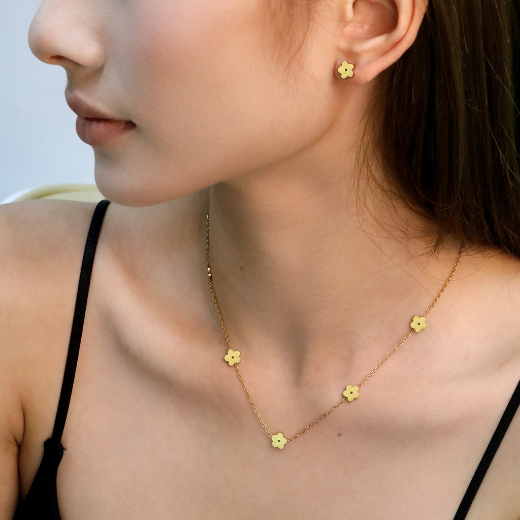 Damen Schmuckset mit filigranen Blumenmotiven und trendigen Anhängern Shop Nory