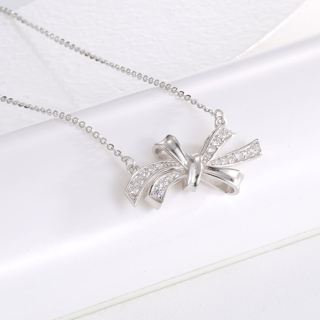 Damen Halskette mit elegantem, geschwungenem Anhänger und funkelnden Zirkonia Shop Nory