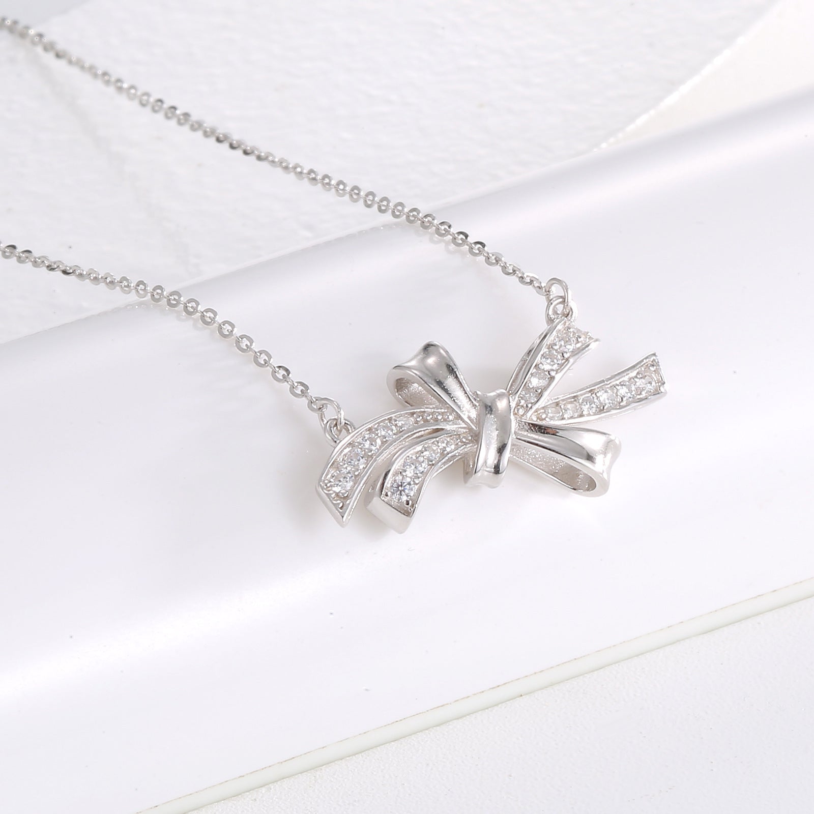 Damen Halskette mit elegantem, geschwungenem Anhänger und funkelnden Zirkonia Shop Nory