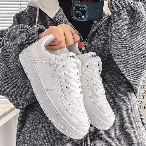 Damen Minimalistische Low-Top Plateau-Sneaker aus veganem Glattleder mit perforierten Details und gepolstertem Komfortfußbett Shopy Nory