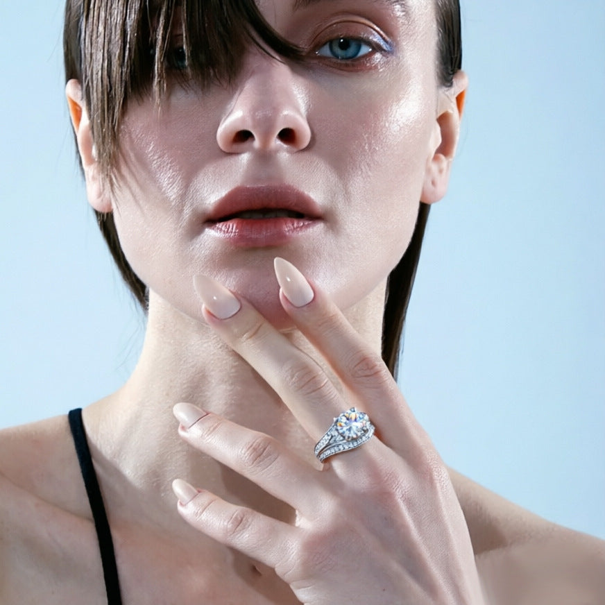 Damenring mit elegantem, geschwungenem Design und funkelndem Zirkonia-Besatz Shop Nory
