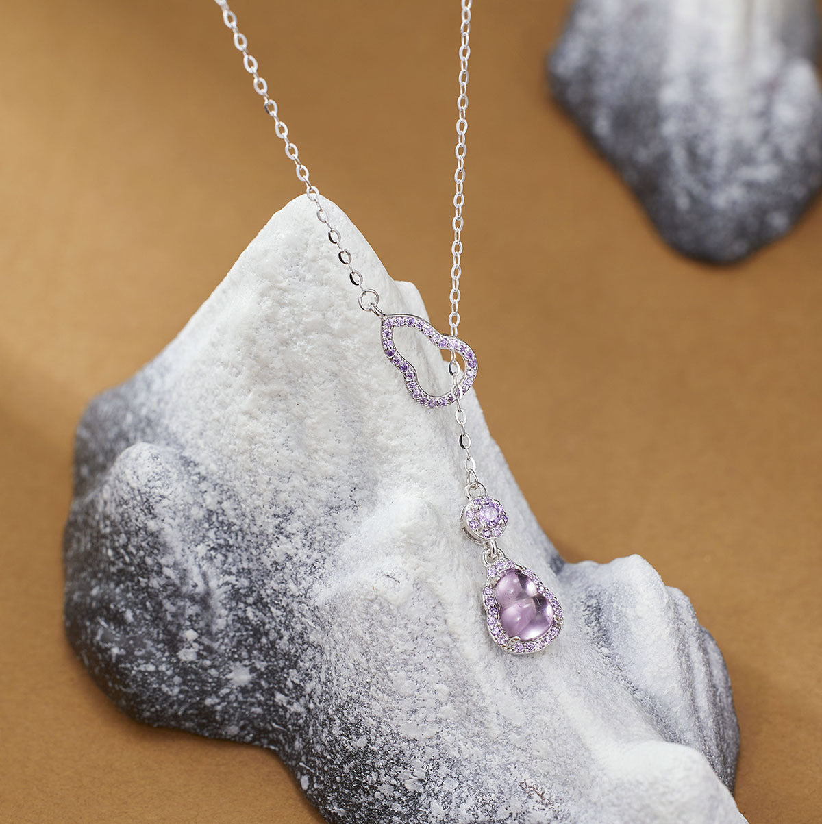 Damen elegante Halskette mit kunstvollem Anhänger und funkelnden Kristallen Shop Nory