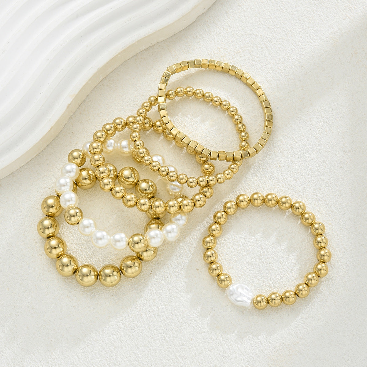 Damen Armreif-Kollektion mit eleganten Perlen und goldenen Akzenten Shop Nory