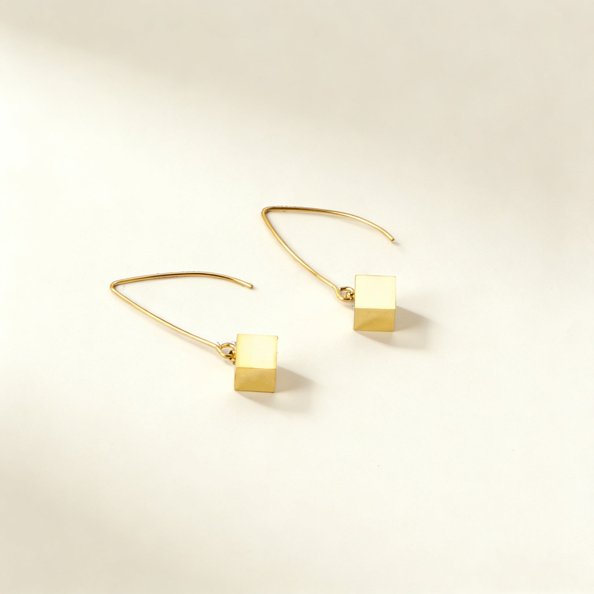 Damen Hängende Ohrstecker aus vergoldetem Edelstahl mit modernem Würfeldesign Shop Nory