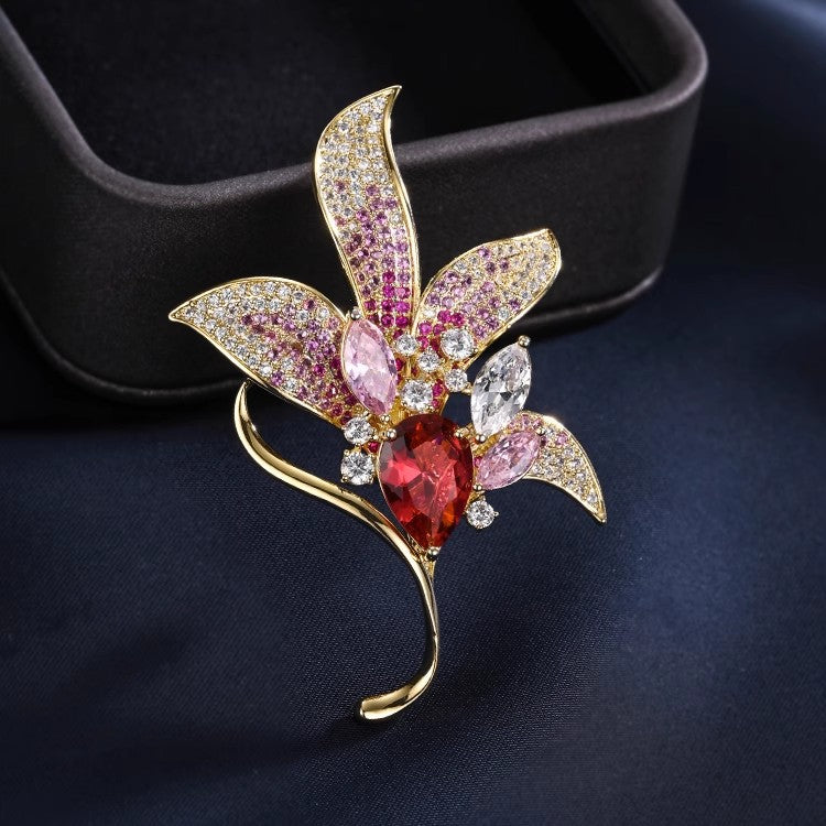 Luxuriöse Blumenbrosche mit Tropfenförmigem Kristall und Vergoldeter Fassung