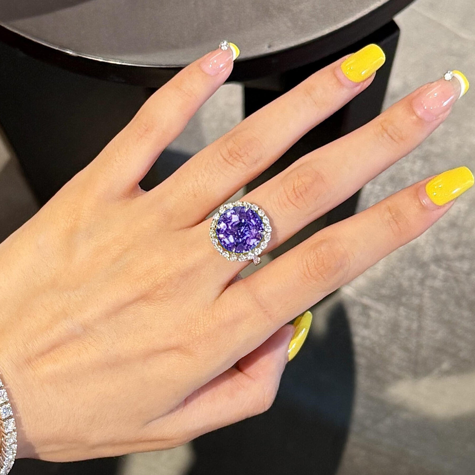 Damen Funkelnder Ring mit ovalem Amethyst und Zirkonia-Besatz Shop Nory