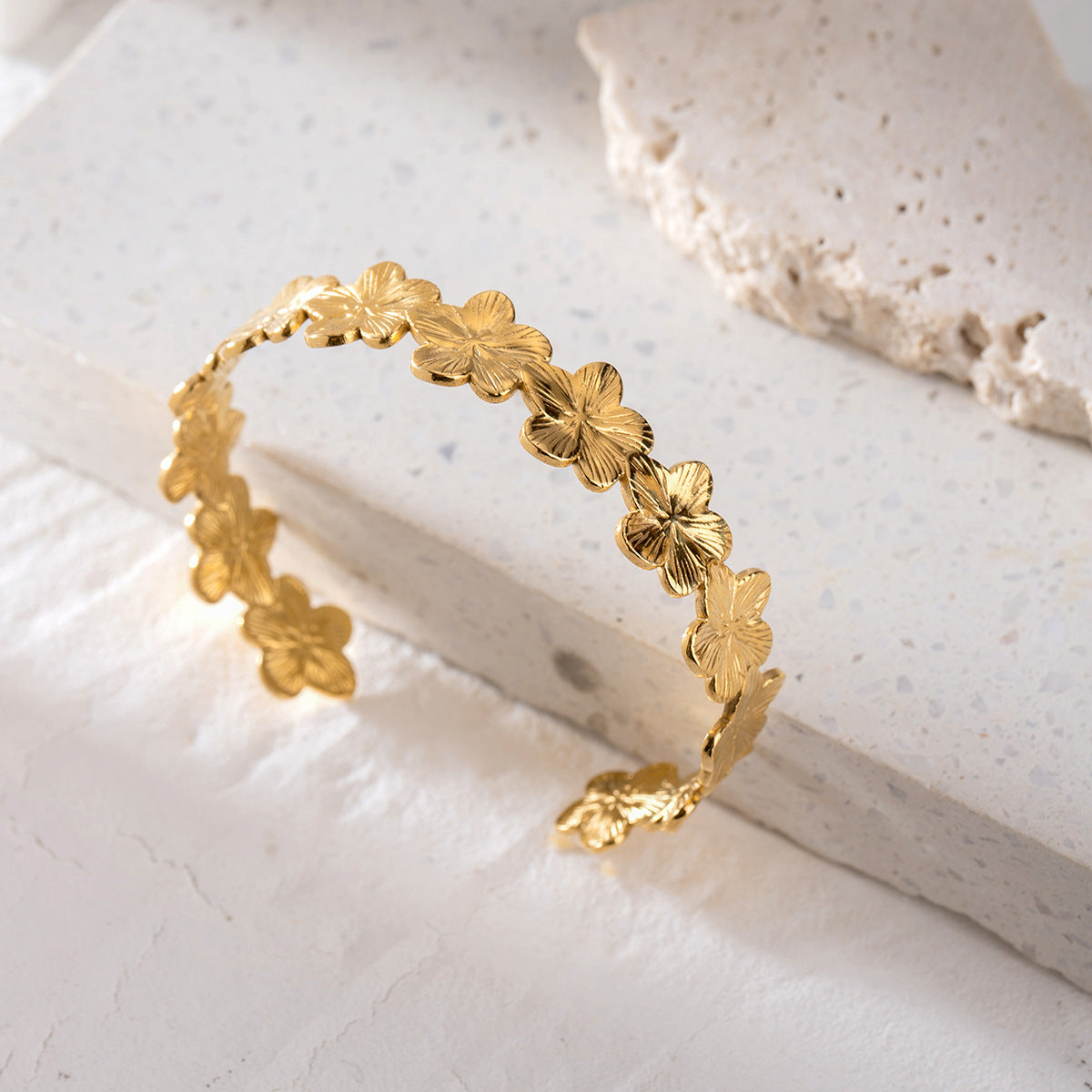 Damen Offenes Armband mit floralem Motiv aus hypoallergenem Edelstahl Shop Nory