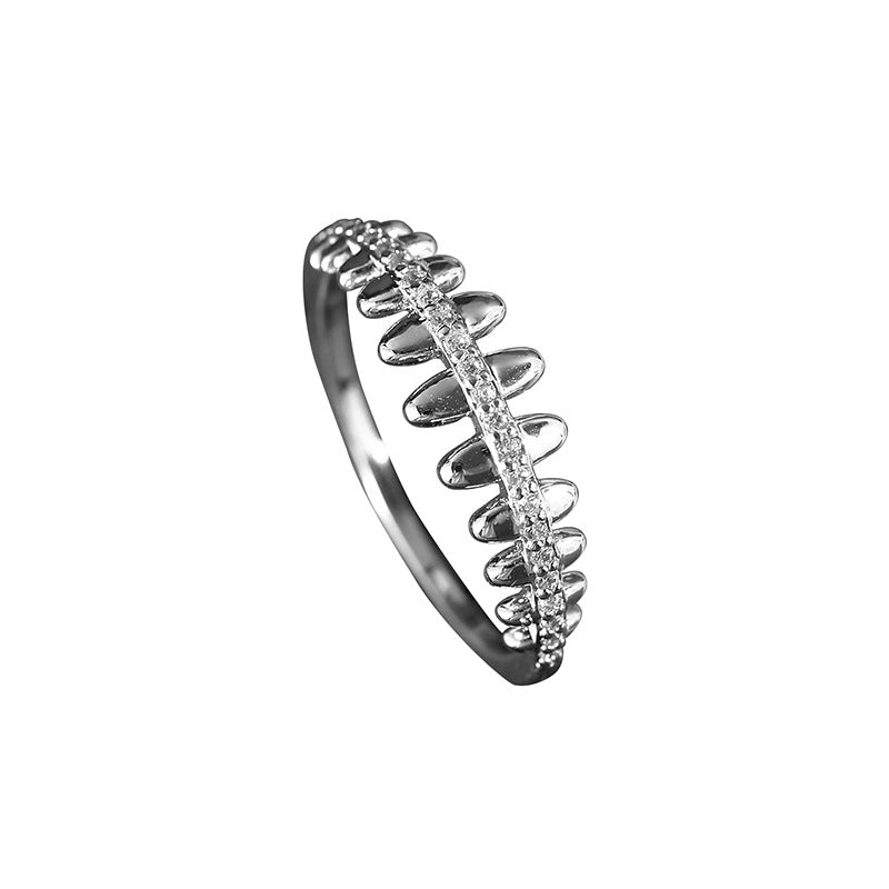 Damen eleganter Ring im trendigen Blattdesign mit funkelnden Kristallen Shop Nory