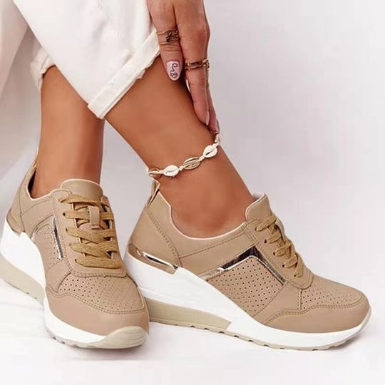 Damen Keil-Sneaker mit perforiertem Obermaterial, gepolstertem Komfortkragen und reflektierenden Metalldetails Shop Nory