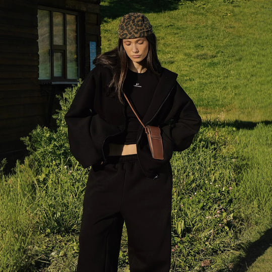Damen Komfort-Kapuzen-Zipjacke mit verdecktem Reißverschluss, Kängurutasche und gerader Sweat-Hose Shop Nory