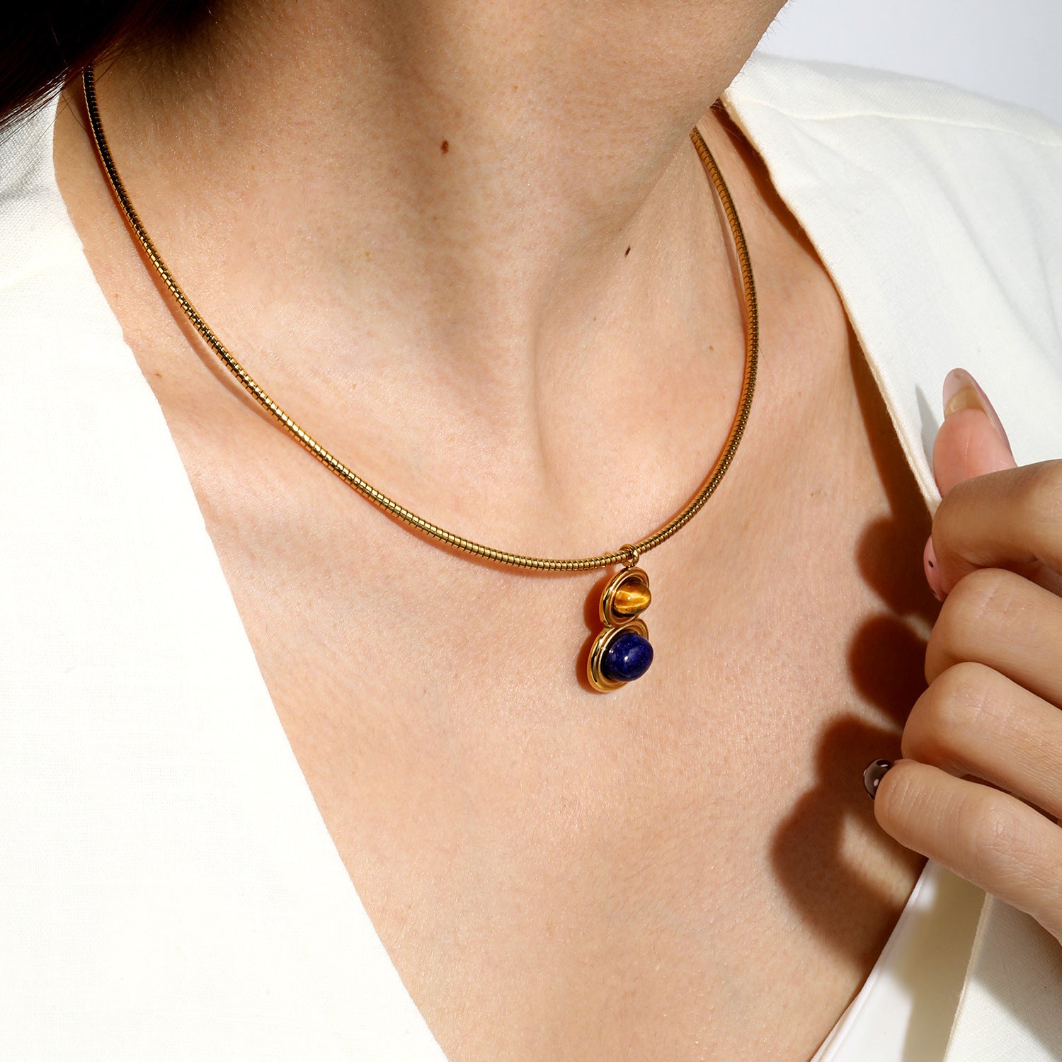 Damen elegante Halskette mit hochwertigem, grünem Zirkonia-Anhänger und edelgestaltetem Kettenmuster Shop Nory