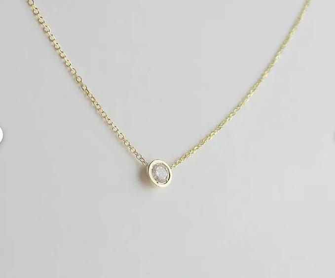 Damen Halskette mit funkelndem Zirkonia-Anhänger und feiner Goldkette Shop Nory