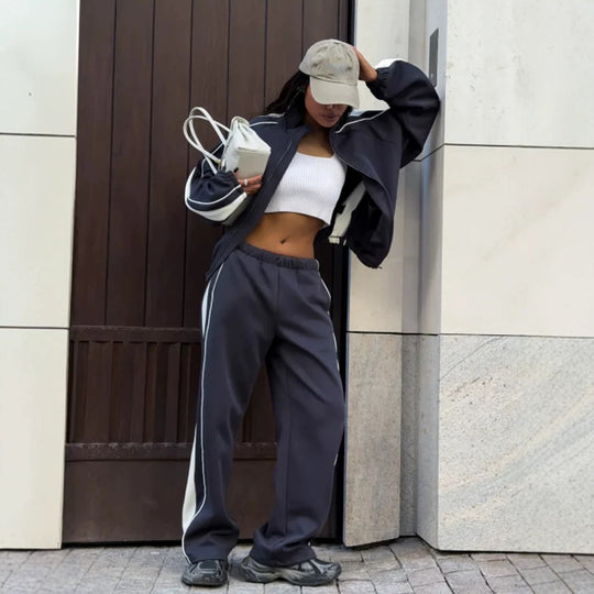 Damen Oversize-Trackset mit Reißverschlussjacke, weitem Jogger und Kontrastseitenstreifen Shop Nory