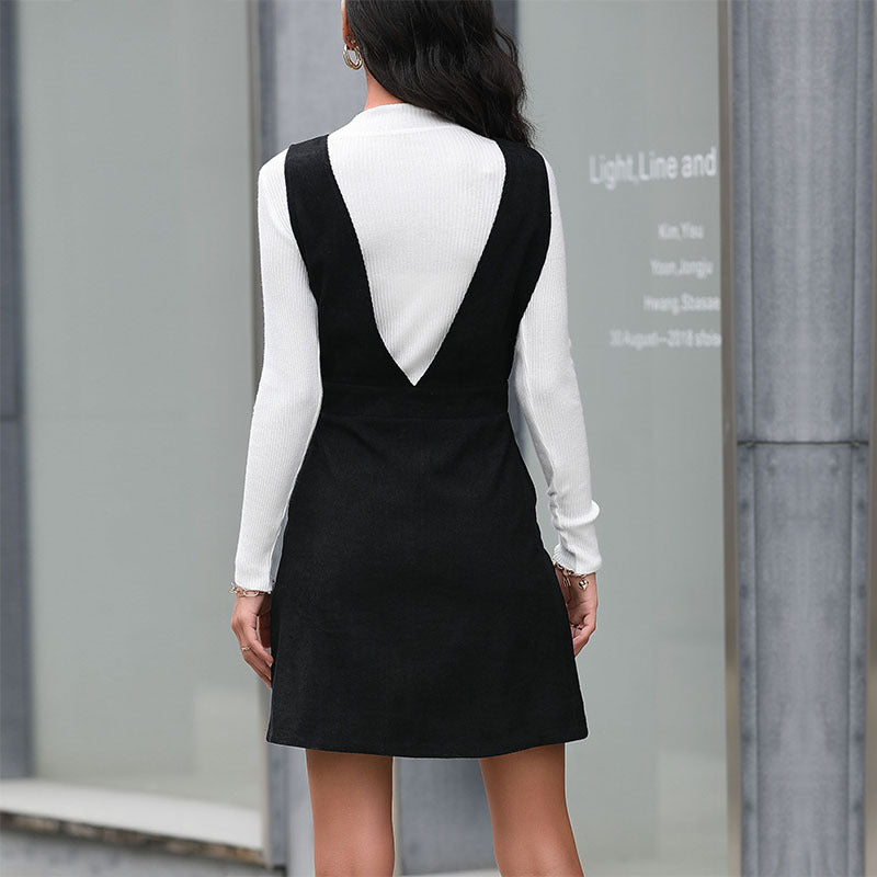 Damen A-Linien Latzkleid mit tiefem V-Ausschnitt, Knopfleiste und aufgesetzten Taschen Shop Nory