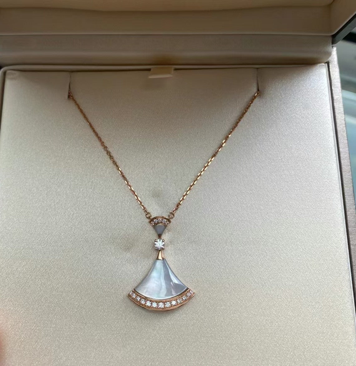 Damen Halskette mit kunstvollem Muschelanhänger und funkelnden Zirkonia Shop Nory