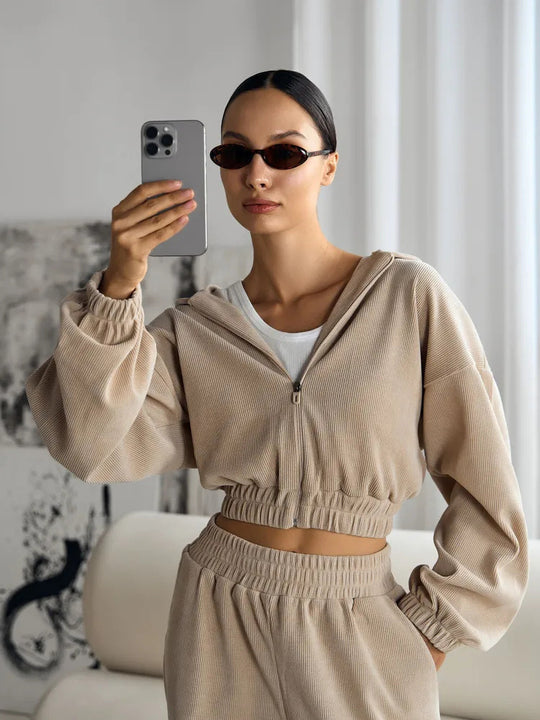 Damen kurz geschnittene Kapuzenjacke und Jogginghose Set aus Cordoptik Shop Nory