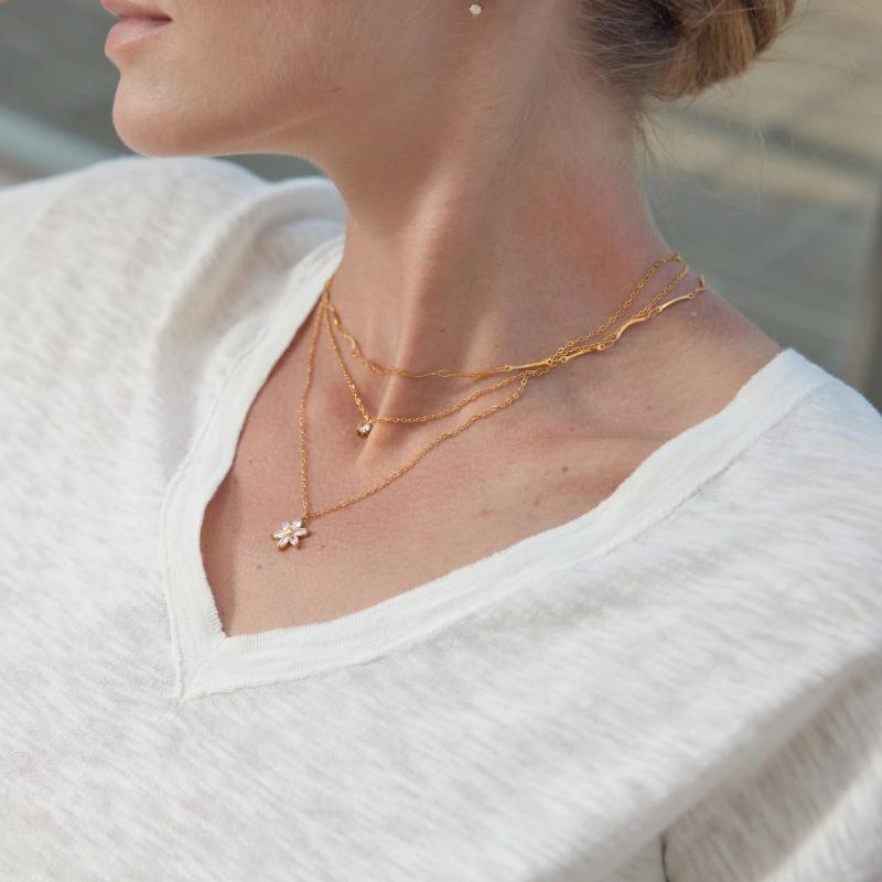 Damen Halskette mit stilvollem Blumenanhänger aus hypoallergenem Edelstahl Shop Nory