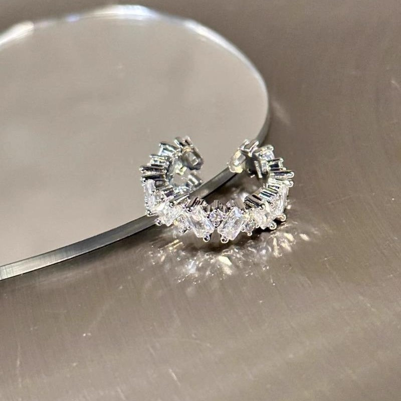 Damen eleganter Ring mit funkelnden Zirkonia-Steinen Shop Nory