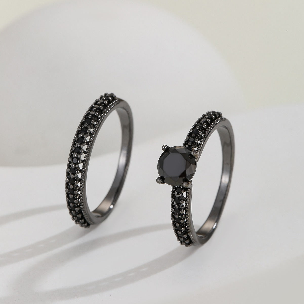 Damenring aus edlem goldfarbenem Metall mit funkelnden Kristallen Shop Nory