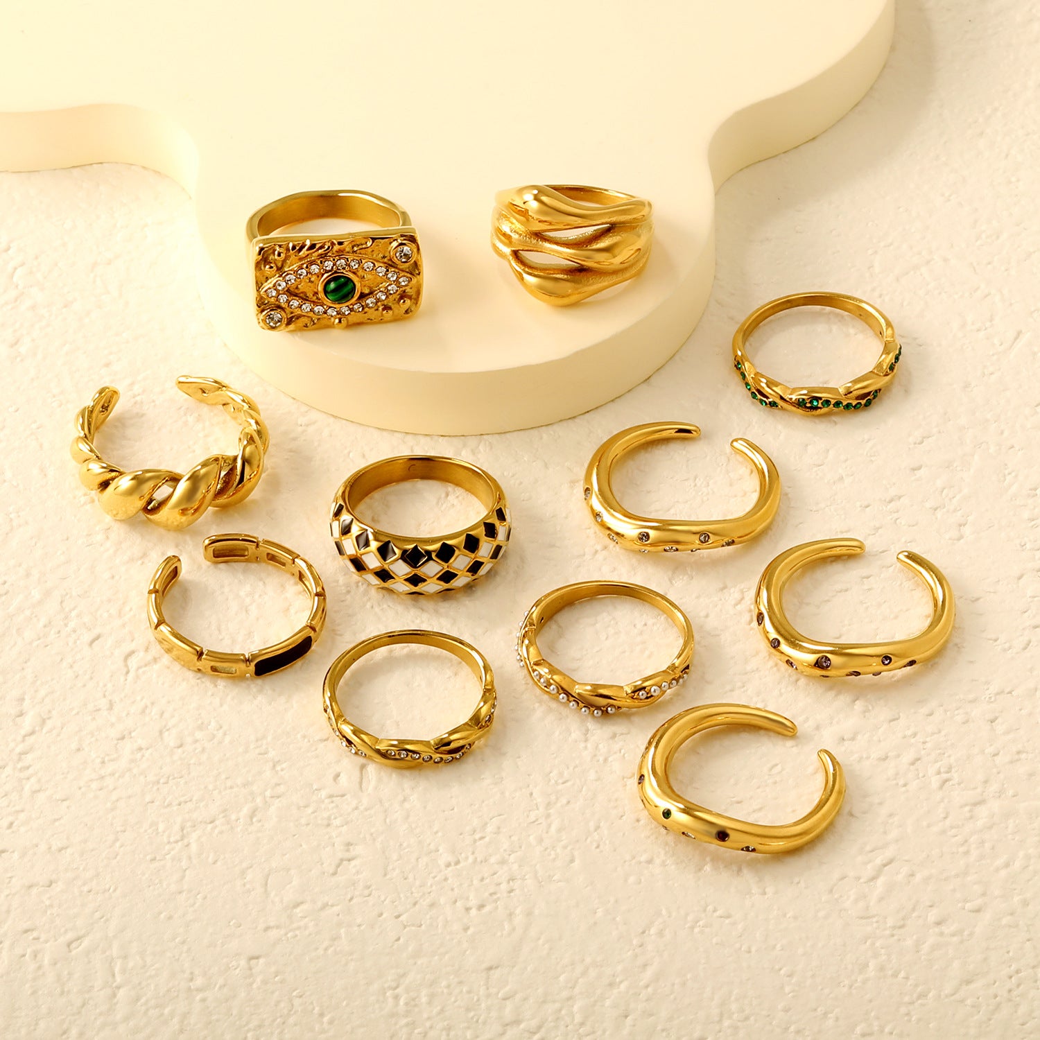 Damen Ring mit elegantem, geschwungenem Design und funkelnden Zirkonia-Akzenten Shop Nory