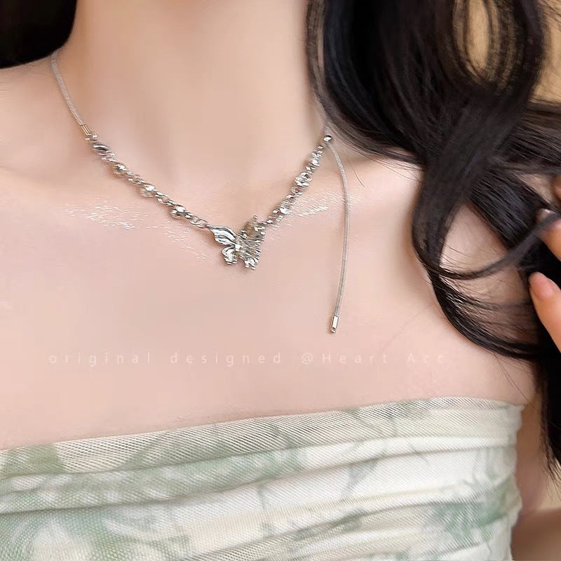 Damen Halskette mit filigranem Schmetterlingsanhänger und funkelnden Kristallen Shop Nory