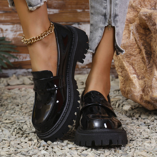Damen modische Slip-On Loafers mit robustem Profil und glänzendem Finish Shopnory