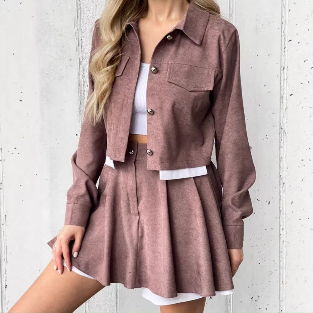Damen kurzes Cordjacken- und Faltenrock-Set mit taillenhohem Faltenrock und cropped Hemdjacke Shop Nory