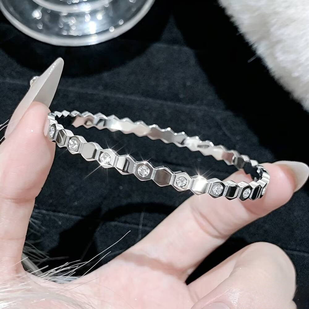 Damen Armreif mit hexagonalem Design und funkelnden Zirkonia Shop Nory