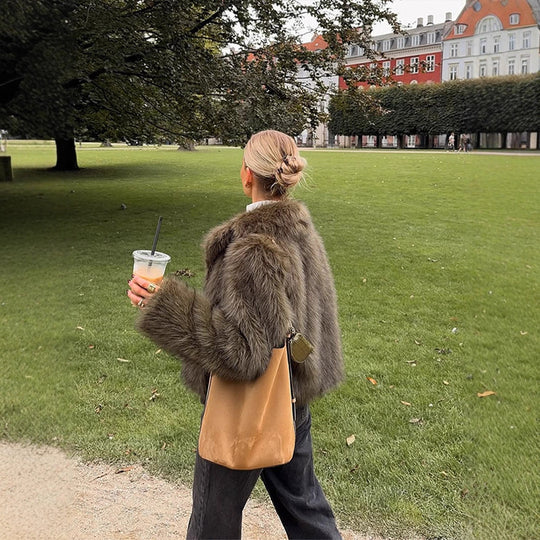 Damen Boxy-Kunstfelljacke mit voluminösem Schalkragen und weicher Teddystruktur Shop Nory