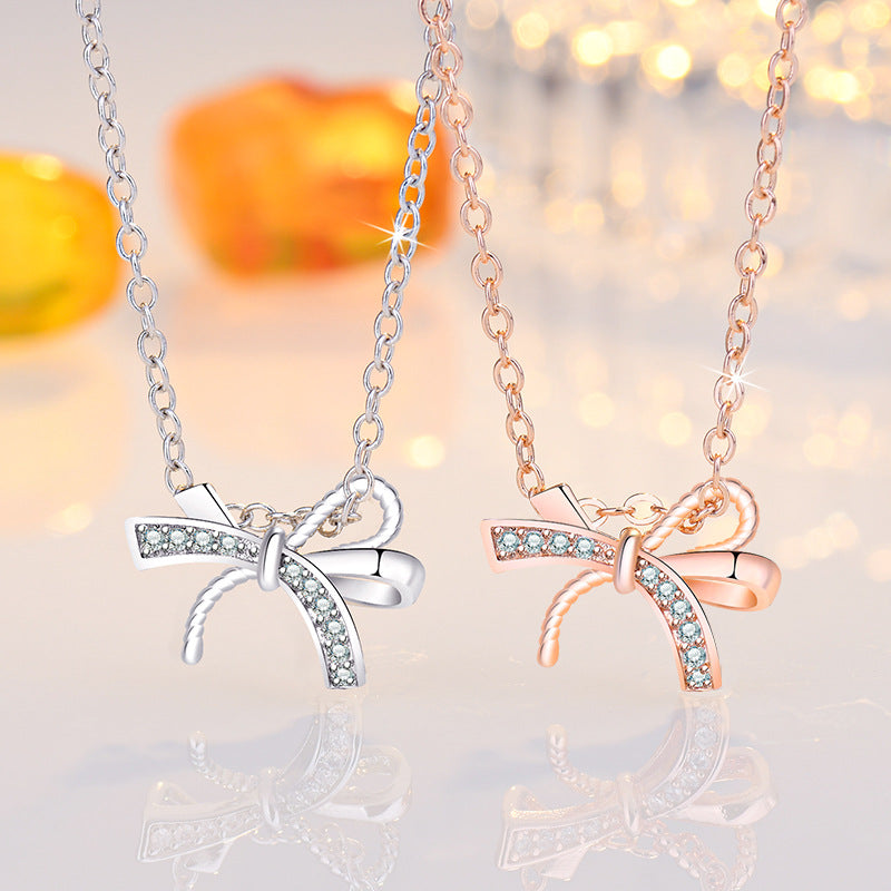 Damen Halskette mit kunstvollem Kleeblattanhänger und glitzernden Zirkonia Shop Nory