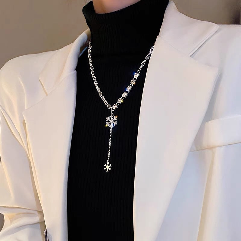 Damen Halskette mit funkelndem Schneeflockenanhänger und eleganten Kristallakzenten Shop Nory