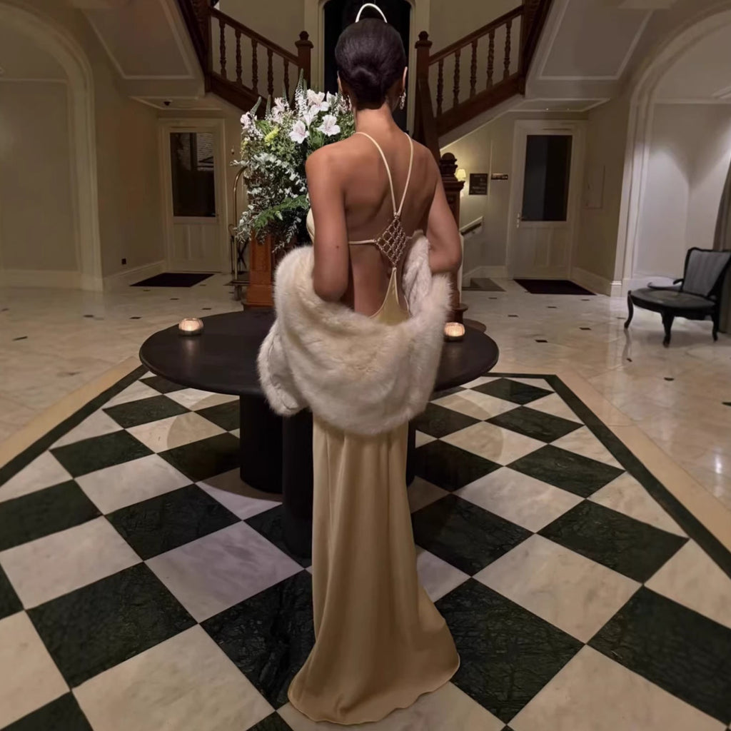 Damen elegantes Maxikleid mit raffiniertem Rückenausschnitt und schimmerndem Material Shopnory