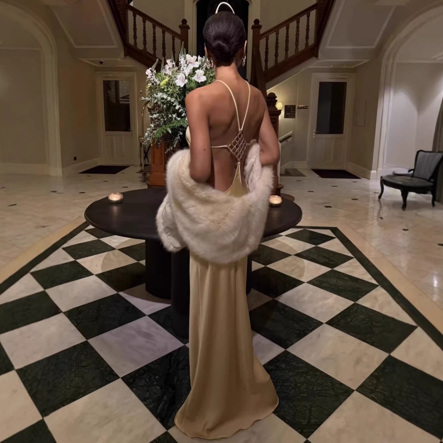 Damen elegantes Maxikleid mit raffiniertem Rückenausschnitt und schimmerndem Material Shopnory