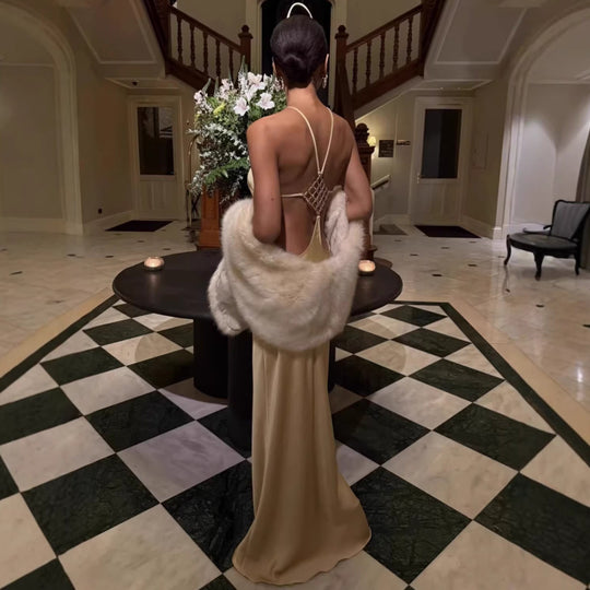 Damen elegantes Maxikleid mit raffiniertem Rückenausschnitt und schimmerndem Material Shopnory