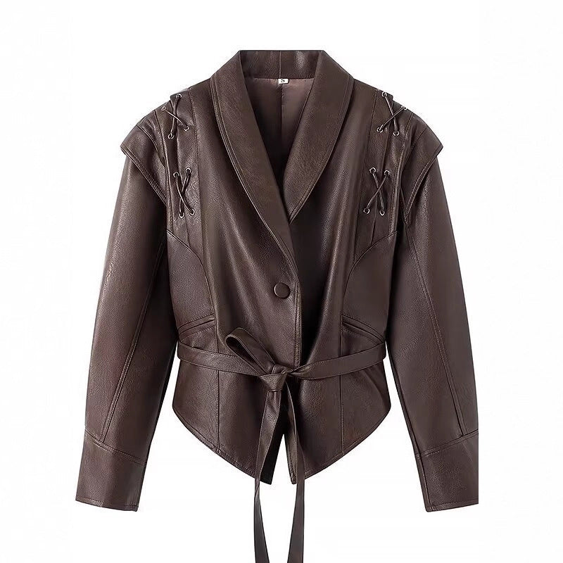 Damen kurzgeschnittene Kunstlederjacke mit Schalkragen, Schnürdetails an Schultern und Taillengürtel Shop Nory