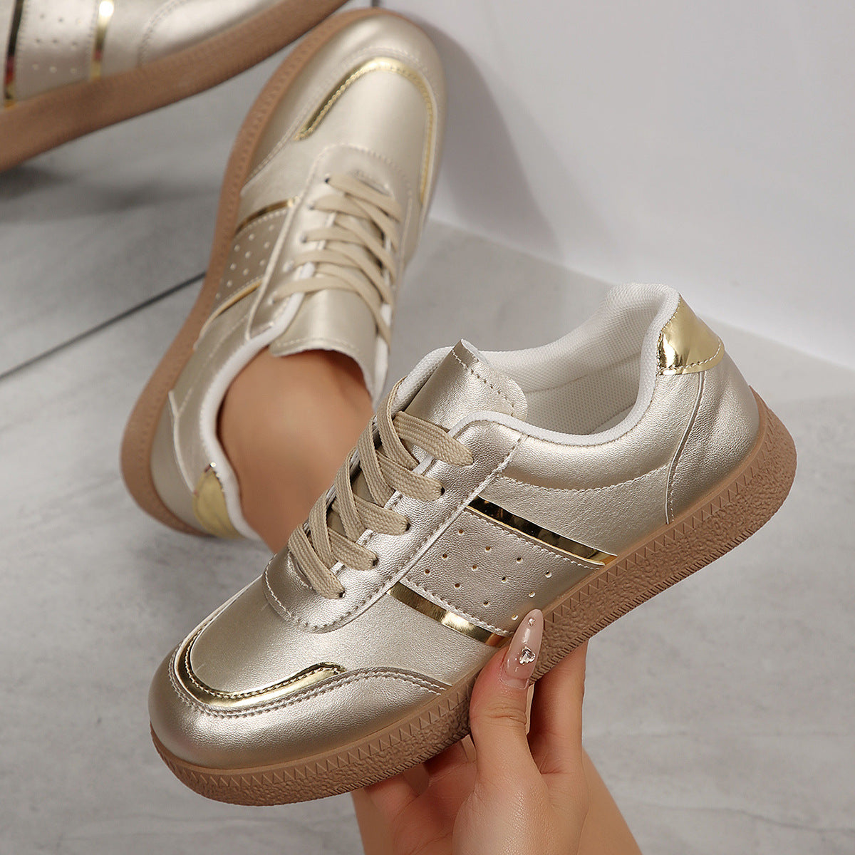Damen Sportliche Sneakers mit schimmernden Akzenten und rutschfester Laufsohle