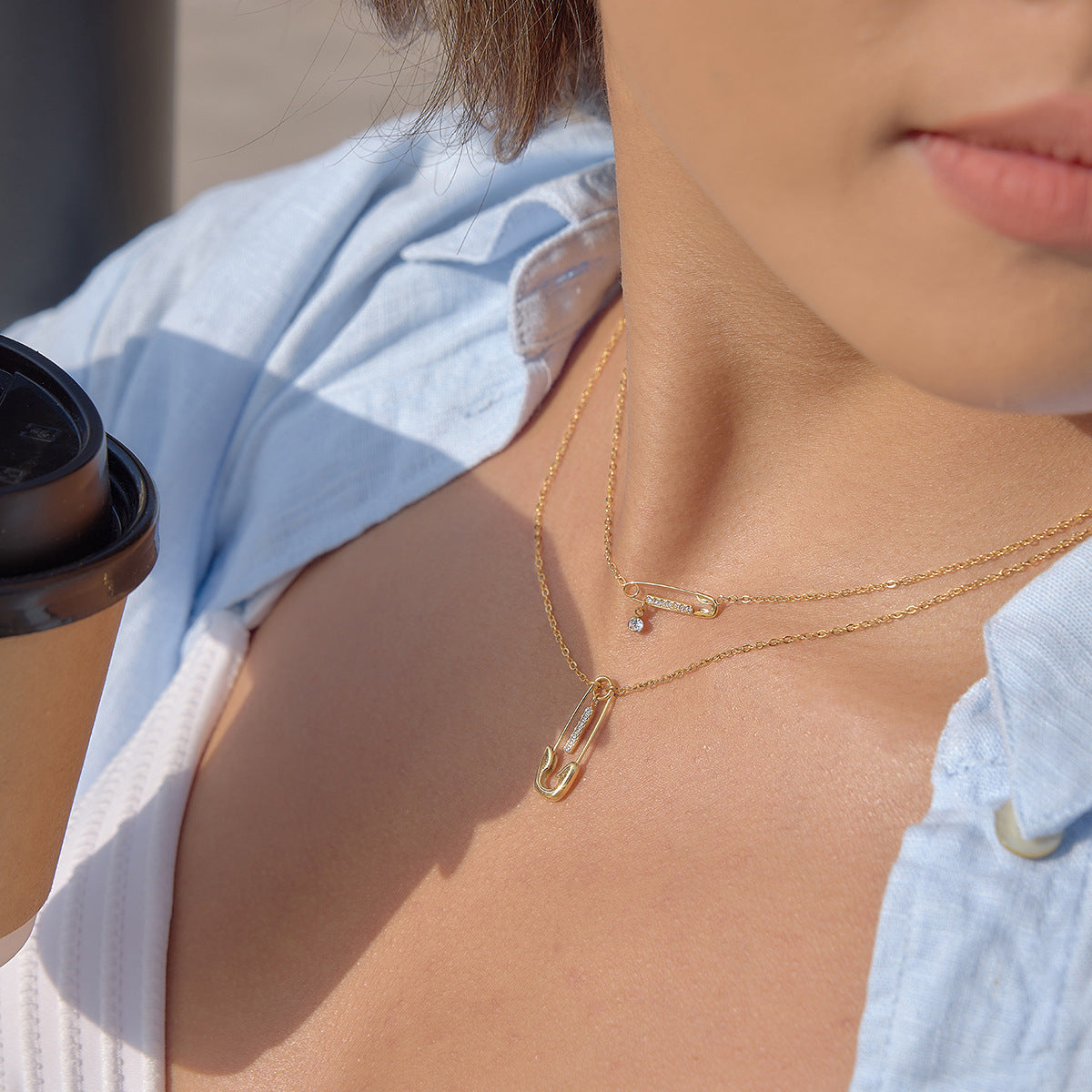 Damen Halskette mit funkelndem Sicherheitsnadelsymbol aus hypoallergenem Edelstahl Shop Nory