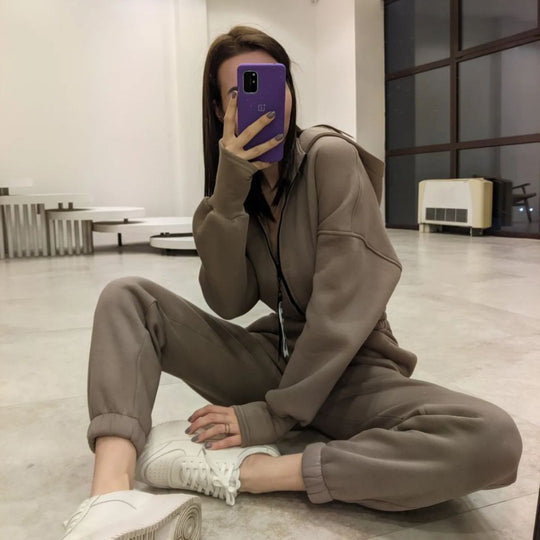Damen taillierter Kapuzen-Jumpsuit mit elastischem Bund und markanten Kontrast-Reißverschlüssen Shop Nory