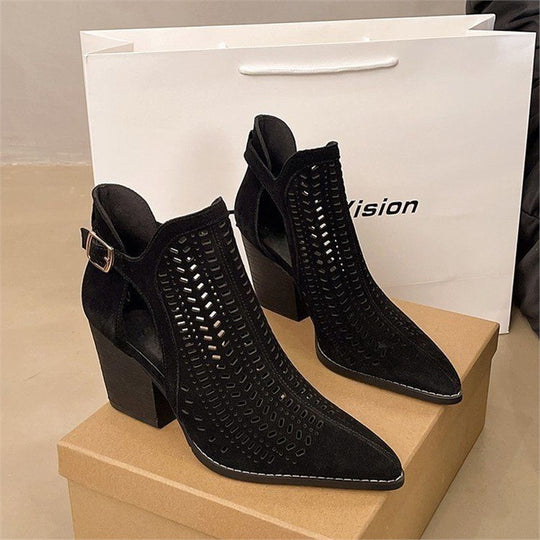 Damen Wildleder‑Ankleboots mit Laserperforation, spitzer Zehenform und verstellbarem Fersenriemen Shop Nory